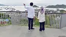 Keduanya pun menikmati sore di Labuan Bajo yang sangat indah. Instagram @jokowi.