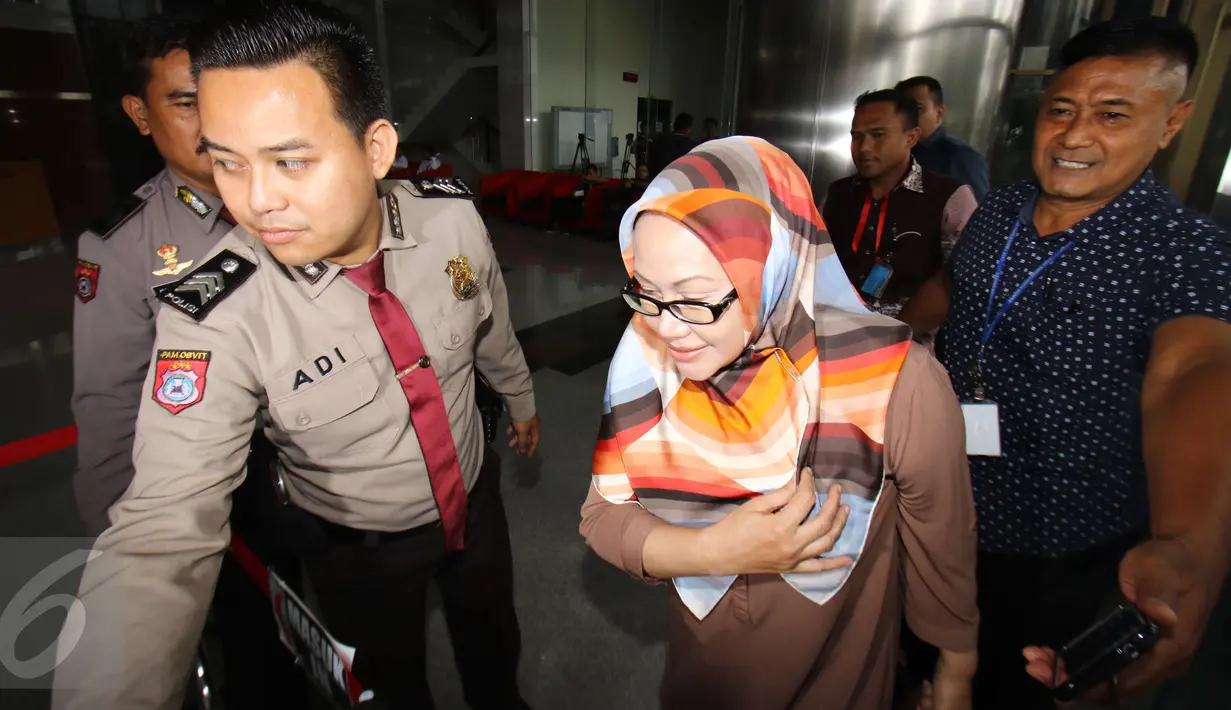Mantan Gubernur Banten, Ratu Atut Chosiyah mendatangi Gedung KPK, Jakarta, Kamis (16/2). Tersangka dalam kasus korupsi pengadaan alat kesehatan (alkes) di Provinsi Banten itu datang tanpa mengenakan rompi tahanan KPK. (Liputan6.com/Helmi Afandi)