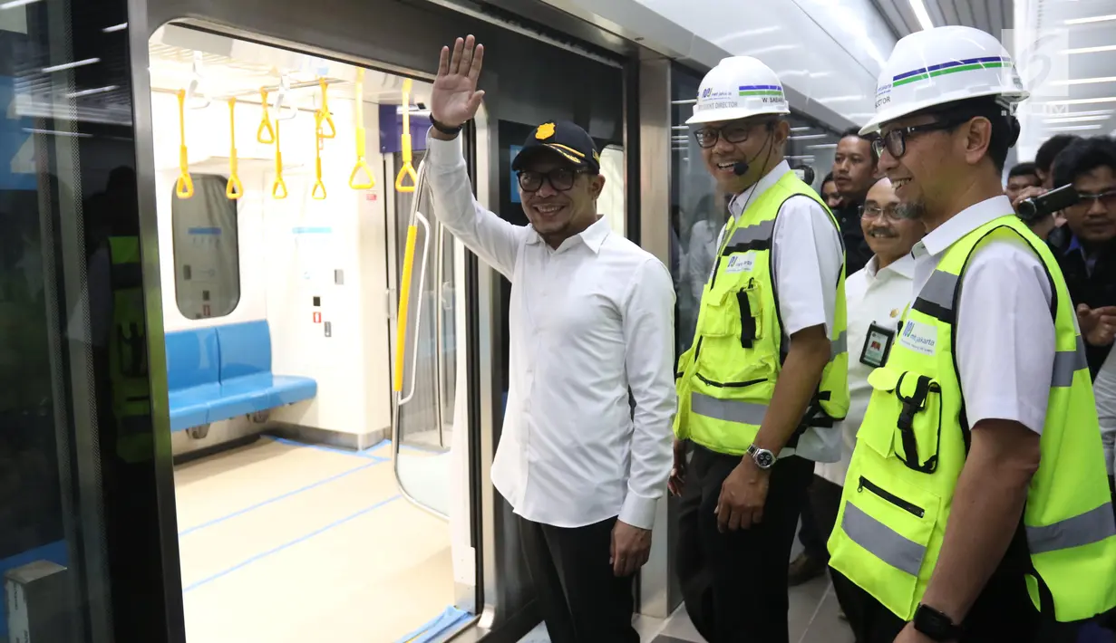 Menaker Hanif Dhakiri didampingi Direktur Utama PT MRT William Sabandar menyapa awak media saat meninjau pengoperasian MRT (Mass Rapid Transit) dari Stasiun Bundaran HI, Jakarta, Senin (25/2). (Liputan6.com/Angga Yuniar)
