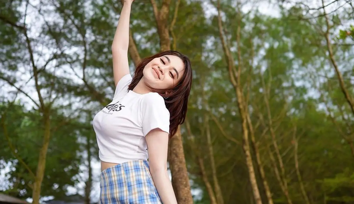 Pedangdut asal Sidoarjo ini terlihat bahagia ketika berada di tempat yang sejuk. Pohon-pohon sejuk ini membuat Arlida terlihat menawan saat di foto. Gaya candid Arlida dengan outfit simpel tapi menawan ini banjir pujian dari netizen. (Liputan6.com/IG/@arlidaputrii)