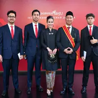 Beberapa menteri mendapatkan tanda kehormatan dari Presiden Jokowi di Istana Negara. Salah satunya yang menarik untuk dilihat adalah penampilan para istri. Loemongga memilih kebaya hitam polos yang panjang, dengan padu padan kain batik cokelat. Sentuhan bros silver menjadi pemanis penampilannya secara keseluruhan. [Foto: Instagram/loemongga]
