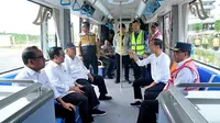 Presiden Joko Widodo atau Jokowi menjajal moda transportasi baru yang ramah lingkungan, autonomous rail transit (ART), atau Trem Otonom Nusantara di Ibu Kota Nusantara (IKN), Kalimantan Timur, Selasa (13/8/2024). (Foto: Muchlis Jr - Biro Pers Sekretariat Presiden).