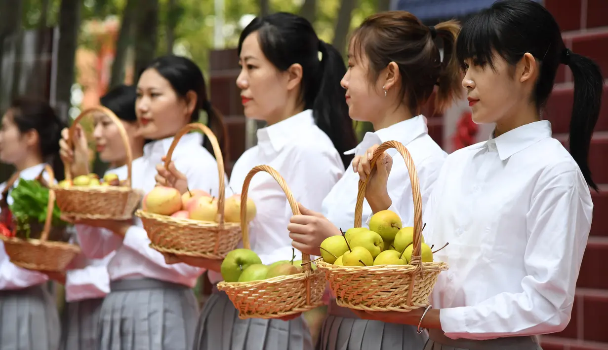 Para staf memamerkan produk-produk pertanian lokal pada pembukaan acara perayaan untuk menandai festival panen petani China di Distrik Pinggu, Beijing, ibu kota China, pada 24 September 2020. (Xinhua/Ren Chao)