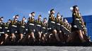 Tentara wanita Rusia saat latihan parade militer di Lapangan Merah di Moskow pada 7 mei 2015. Di tengah kepungan pasukan negara Pakta Pertahanan Atlantik Utara (NATO) di wilayah perbatasan tidak membuat Rusia gentar. (AFP Photo / Kirill Kudryavtsev)