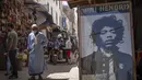 Sebuah poster gitaris AS Jimi Hendrix terlihat di kota pesisir Maroko Essaouira pada 10 September 2020. Tidak ada lagu atau foto yang dirilis dari perjalanan sang ikon di Diabat, tetapi mitos yang tak terhitung jumlahnya seakan menjadi cerita rakyat di sana. (AFP/Fadel Senna)