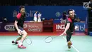 Pebulu tangkis ganda putra Indonesia, M Ahsan/Hendra Setiawan saat melawan Hiroyuki Endo/Yuta Watanabe (Jepang) di di Babak 8 besar Indonesia Open 2019 di Istora Senayan, Jakarta, Jumat (19/7/2019). Hendra/Ahsan unggul 21-15, 9-21, 22-20. (Liputan6.com/Helmi Fitrhiansyah)