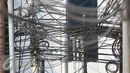 Kondisi kabel listrik di kawasan Gunung Sahari, Jakarta, Rabu (13/7). Kurangnya penataan membuat instalasi kabel di Ibu Kota terlihat semrawut dan mengganggu pemandangan. (Liputan6.com/Immanuel Antonius)