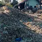 Timbunan sampah di pelataran rumah warga Desa Gampingan, Pagak, Malang. Seluruhnya adalah sampah impor limbah produksi perusahaan (Liputan6.com/Zainul Arifin)