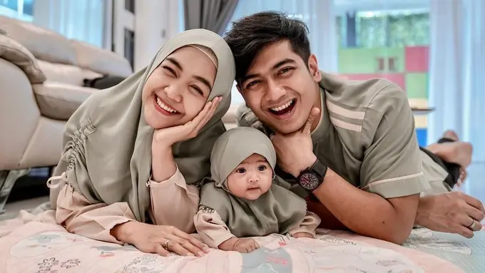 8 Potret Kompak Ria Ricis Kembaran Baju dengan Teuku Ryan dan Baby Moana, Family Goals Banget