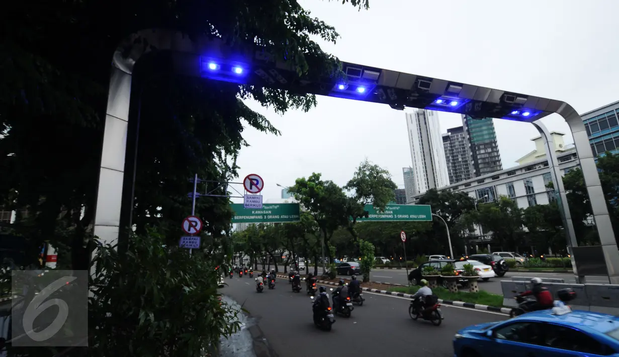 Pengendara saat melintas di bawah gate ERP di Jalan Jenderal Sudirman Jakarta, Senin, (14/12/2015). Lebih dari 1 tahun belakangan ini gate ERP hanya menjadi hiasan jalan karena belum jelasnya penerapan program tersebut. (Liputan6.com/Helmi Fithriansyah)