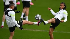 Gelandang Manchester City Kalvin Phillips (kiri) dan bek Manchester City Nathan Ake menghadiri sesi latihan tim menjelang leg pertama perempat final Liga Champions melawan Bayern Munchen, di tempat latihan Manchester City di Manchester, Senin (10/4/2023). (Photo by Paul ELLIS / AFP)