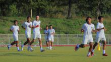 Para pemain Timnas Indonesia U-22, termasuk Ivar Jenner, berlatih di Rajamangala University of Technology Lanna Stadium, Doi Saket, Chiang Mai jelang laga kontra Filipina U-22 pada SEA Games 2025, Thailand, Minggu (7/12/2025). (Bola.com/Bagaskara Lazuardi)