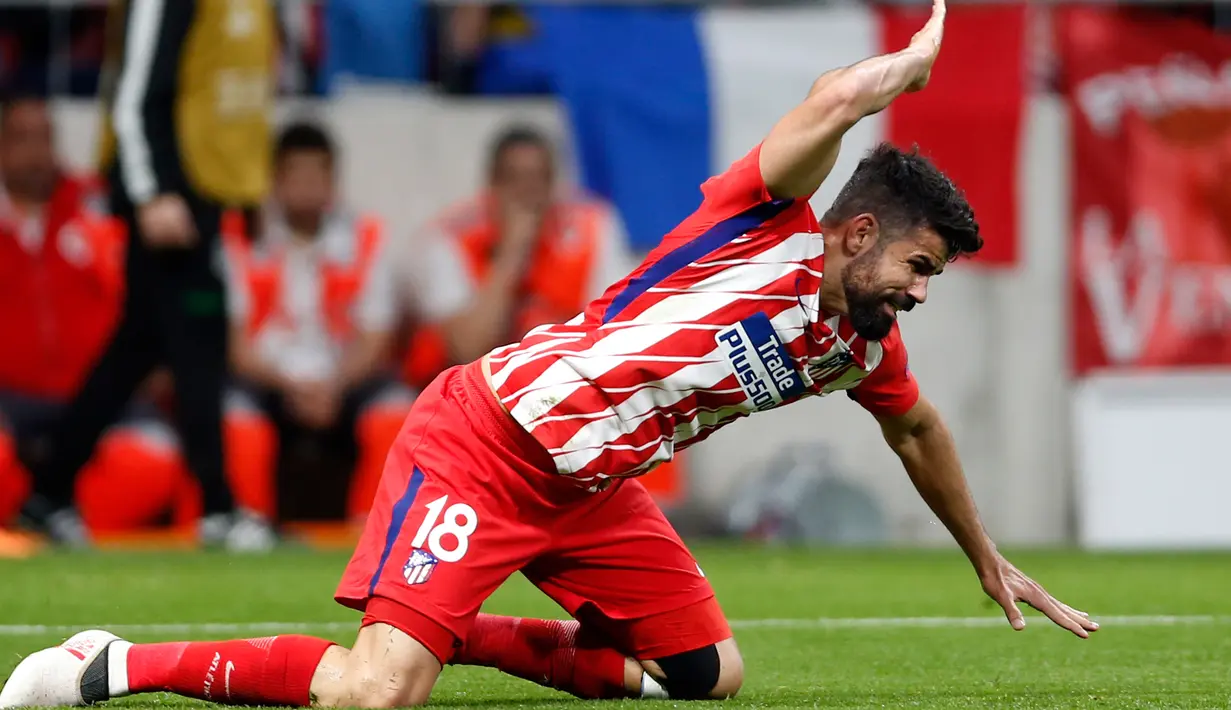 Ekspresi striker Atletico Madrid Diego Costa saat gagal memanfaatkan peluang ketika melawan Sporting Lisbon dalam pertandingan Liga Europa di stadion Metropolitano, Madrid (5/4). (AP Photo / Francisco Seco)