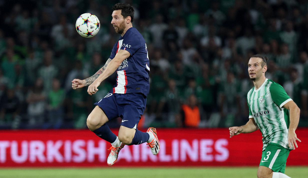 Sebelumnya, Lionel Messi telah memecahkan rekor Cristiano Ronaldo saat pertemuan pertama dengan Maccabi Haifa di Liga Champions, 15 September 2022. La Pulga berhasil mencetak gol ke 39 klub yang berbeda, unggul satu angka dari Cristano Ronaldo. (AFP/Jack Guez)