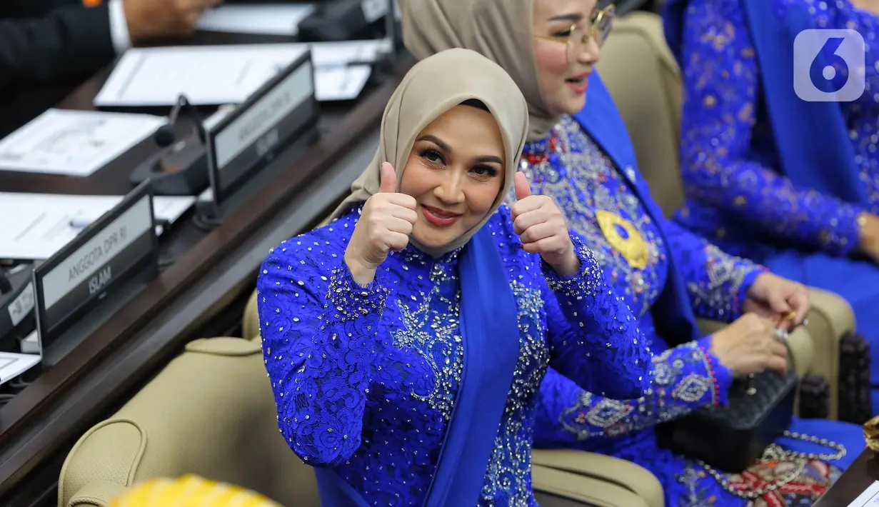 Penyanyi, Iyeth Bustami saat rapat paripurna pelantikan anggota DPR Republik Indonesia terpilih periode 2024-2029 di Gedung Nusantara, Kompleks Parlemen, Senayan, Jakarta, Selasa (1/10/2024). Iyeth Bustami terpilih dari Partai Kebangkitan Bangsa (PKB) daerah pemilihan Riau I dengan perolehan suara sebanyak 80.750. (Liputan6.com/Angga Yuniar)