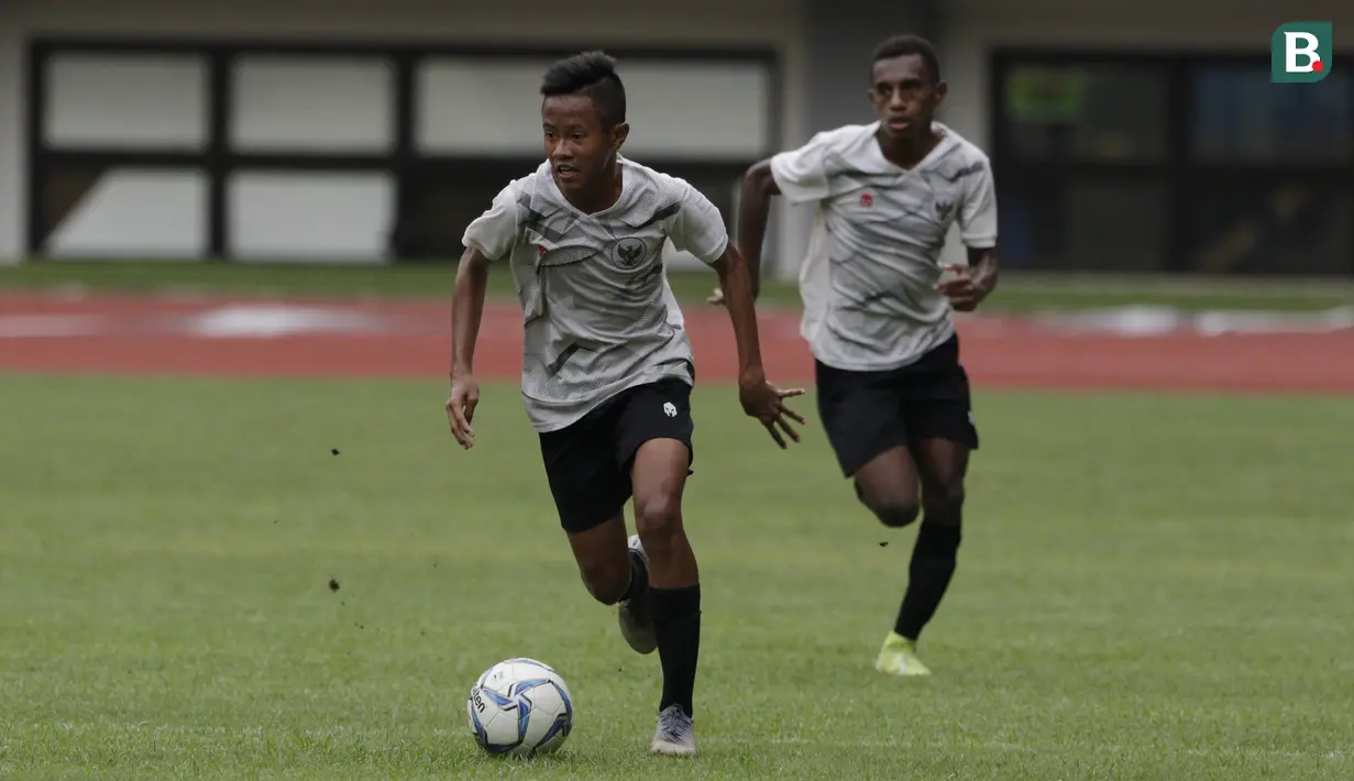 Pemain Timnas Indonesia U-16 saat melawan tim Piala Soeratin Bekasi U-17 pada laga uji coba di Stadion Patriot, Kota Bekasi, Jumat (13/3/2020). Kedua tim bermain imbang 1-1. (Bola.com/M Iqbal Ichsan)
