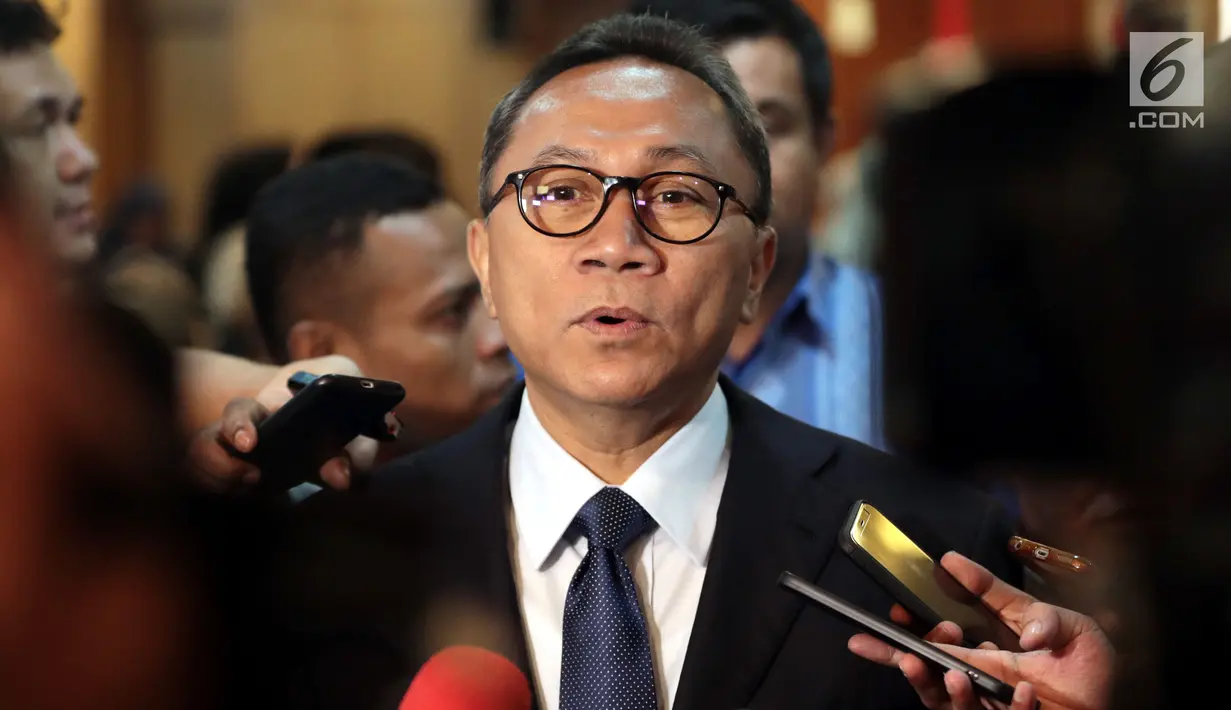Ketua MPR Zulkifli Hasan menjawab pertanyaan wartawan usai melantik empat anggota MPR Pengganti Antar Waktu (PAW) di Kompleks Parlemen, Jakarta, Kamis (14/3). Anggota MPR PAW akan bekerja pada sisa masa jabatan Tahun 2014-2019. (Liputan6.com/JohanTallo)