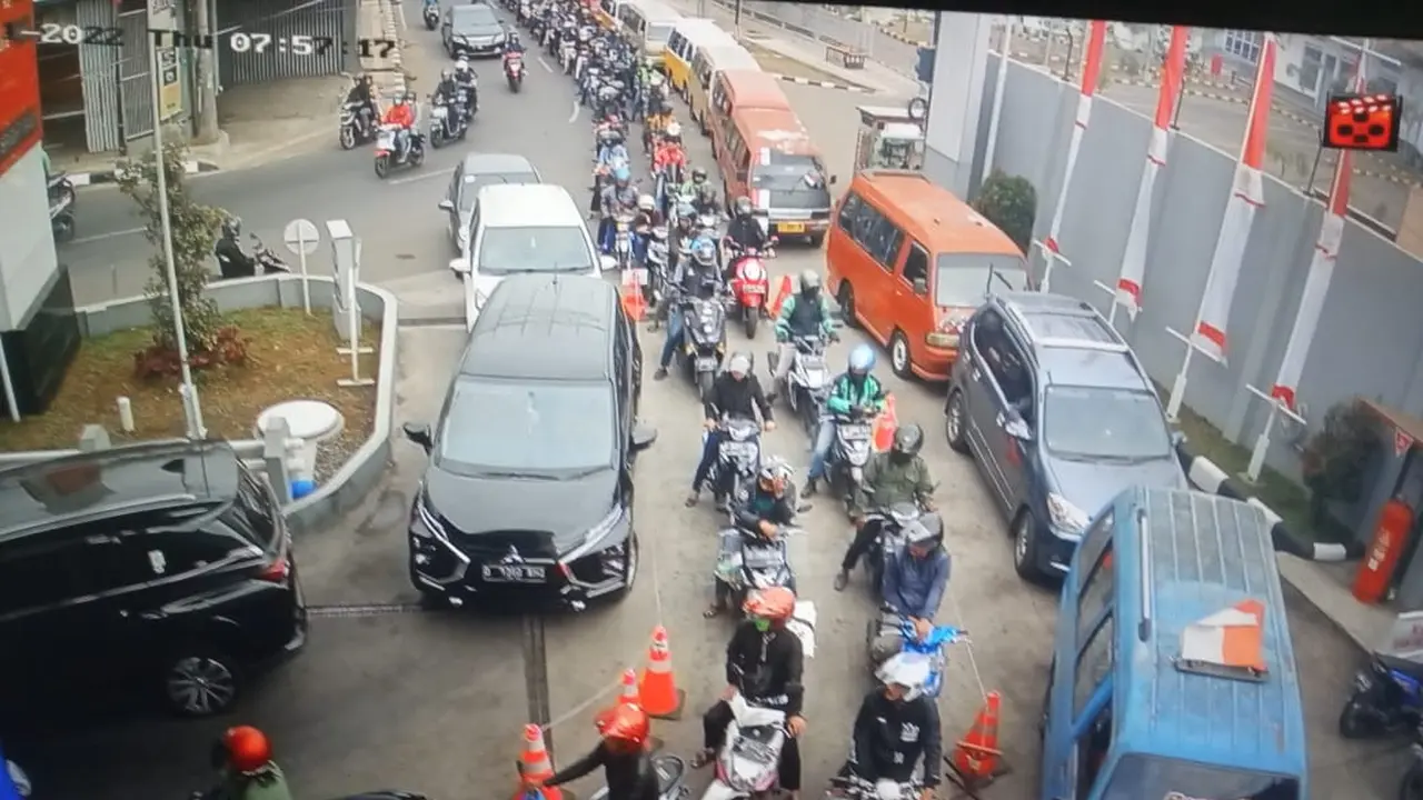 Antrian kendaraan di salah satu SPBU Garut, sebelum pengumuman kenaikan harga BBM disampaikan pemerintah siang tadi. (Liputan6.com/Jayadi Supriadin )