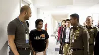 Rahaf Mohammed al-Qunun (kanan), remaja Arab Saudi yang kabur ke Thailand karena takut dibunuh keluarganya, didampingi oleh otoritas imigrasi dan perwakilan UNHCR (AFP)
