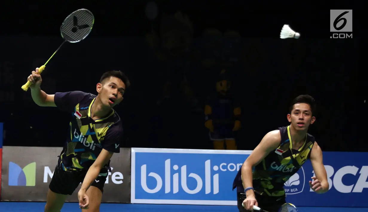 Ganda Putra Indonesia, M Rian Ardianto/Fajar Alfian mengejar kok saat melawan Mathias Boe/Crasten Mogensen di Semifinal Indonesia Open 2017 di Jakarta, Sabtu (17/6). Rian Ardianto/Fajar Alfian kalah 17-21, 21-18, 12-21. (Liputan6.com/Helmi Fithriansyah)