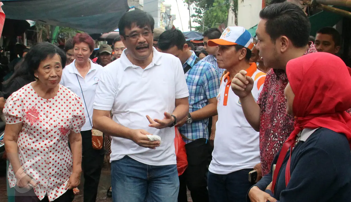 Wagub DKI Jakarta, Djarot Saiful Hidayat ketika blusukan ke Pasar Petak Sembilan, Jakarta, Sabtu (18/6). Wagub Djarot Saiful melakukan serangkaian kegiatan, termasuk berbelanja dan cukur rambut. (Liputan6.com/Helmi Afandi)