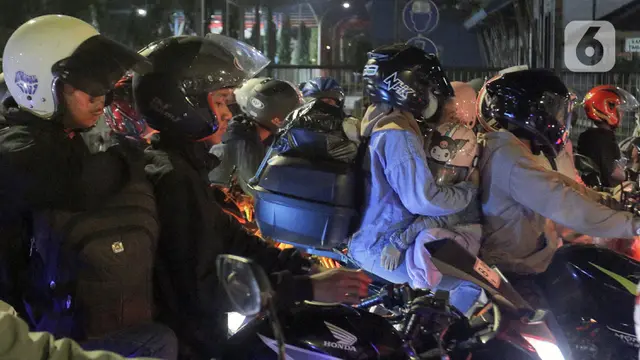 Pemudik Sepeda Motor Padati Pelabuhan Ciwandan