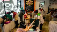 HDCI Surabaya menggelar sunatan massal gratis menyambut Hari Pahlawan. (Dian Kurniawan/Liputan6.com)