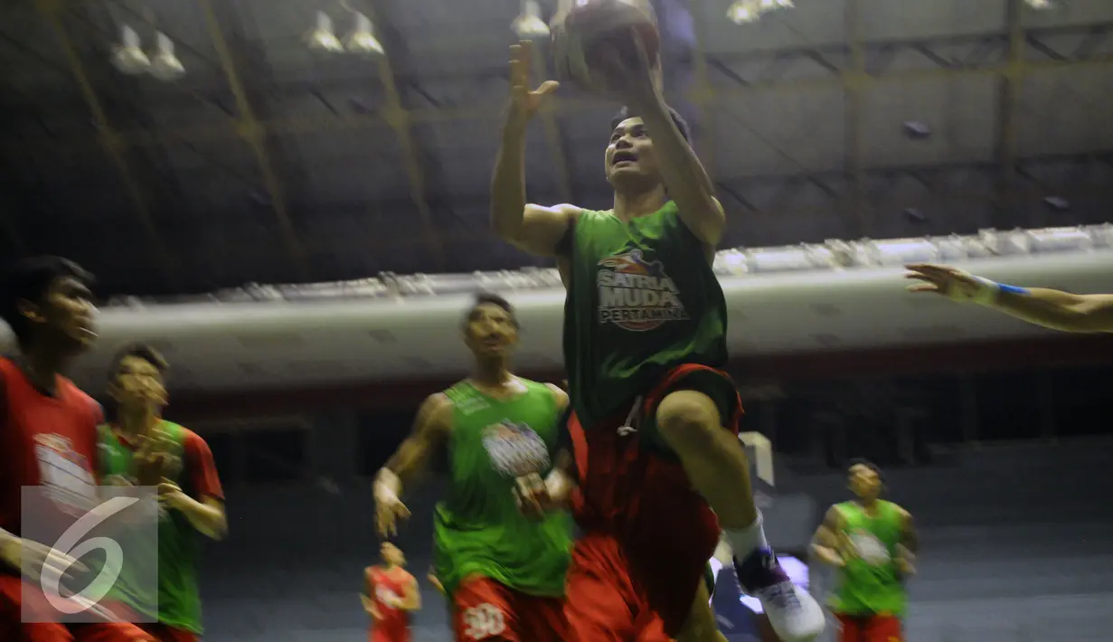 Pemain Satria Muda Pertamina melompat memasukkan bola saat latihan di GOR Soemantri Brodjonegoro, Jakarta, Rabu (19/10). Latihan ini persiapan jelang Perbasi Cup 2016. (Liputan6.com/Helmi Fithriansyah)