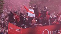 Bek Liverpool asal Belanda #04, Virgil van Dijk, merayakan kemenangan dengan trofi Liga Primer selama parade kemenangan dengan bus terbuka atas kemenangan gelar Liga Primer Liverpool, di Liverpool, Inggris barat laut pada 26 Mei 2025. (Darren Staples/AFP)