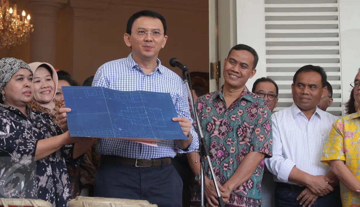 Gubernur DKI Basuki Tjahja Purnama menunjukan denah saat meresmikan wisata Balaikota Jakarta, Sabtu (12/9/2015). Wisata Balaikota dibuka rutin Sabtu dan Minggu setiap pukul 09.00-20.00 WIB untuk objek bagian luar gedung. ‎(Liputan6.com/Angga Yuniar)