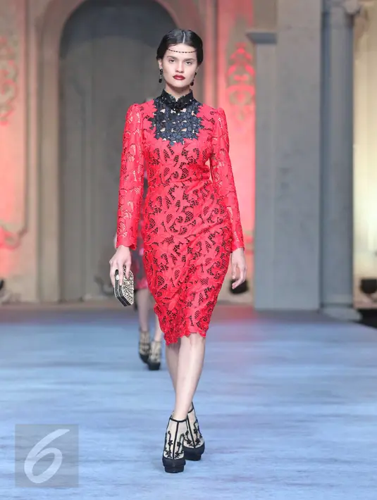 Model membawakan busana rancangan terbaru Sebastian Gunawan di ballroom Ritz Carlton Pasific Place, Jakarta, Selasa (11/10). Sebastian terinspirasi dari kehidupan bangsawan Italia era 1895 yang didapatkan dalam sebuah film. (Liputan6.com/Angga Yuniar) 