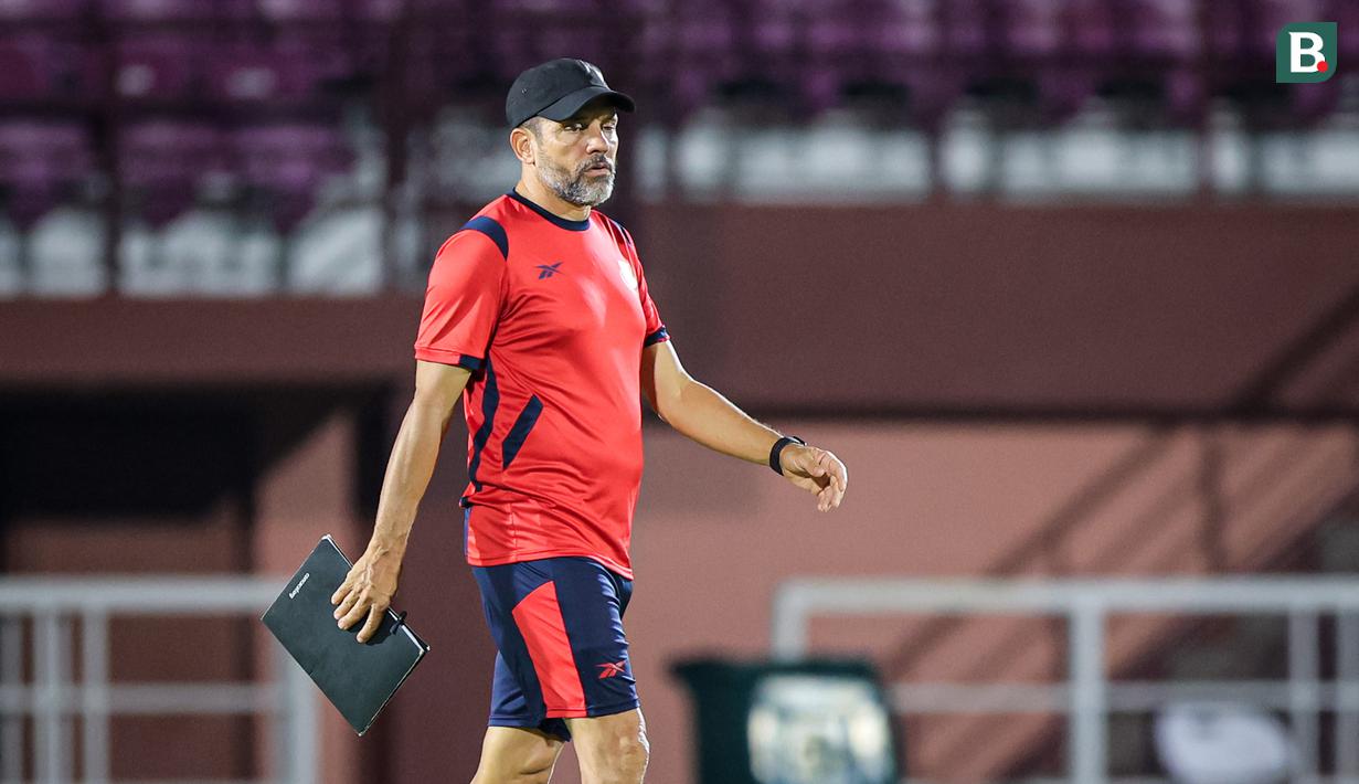 Pelatih kepala Timnas Panama U-17, Mike Stump memimpin latihan resmi menjelang matchday kedua Grup A Piala Dunia U-17 2023 melawan Timnas Indonesia U-17 di Lapangan Thor, Wonokromo, Surabaya, Minggu (12/11/2023). (Bola.com/Bagaskara Lazuardi)