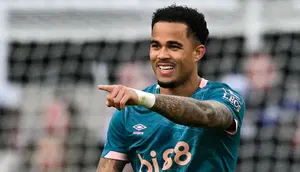 Pemain Bournemouth, Justin Kluivert, menampilkan performa impresif saat melawan Newcastle United dalam lanjutan Liga Inggris 2024/2025, Sabtu (18/1/2025). (Oli SCARFF / AFP)