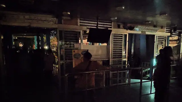 Suasana Halte Senen, Jakarta Pusat saat mati lampu.