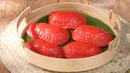 Kue Ku atau Kue Ang Ku biasanya memiliki warna merah terang, kue ini terbuat dari campuran tepung ketan dna tepung tapioka dan bahan lainnya dan di dalamnya diberi isian kacang hijau yang dikupas. Kue Ku juga sering disajikan pada saat pernikahan. (Shutterstock.com/Siti Mutmainah)