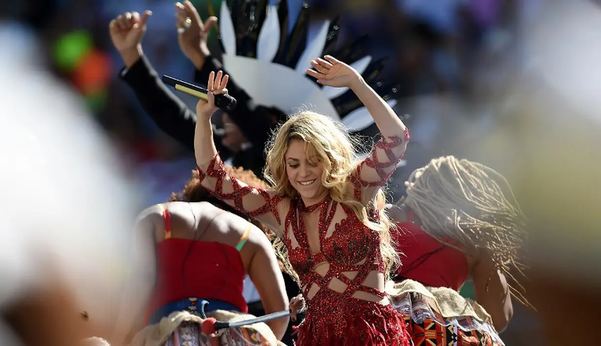 Aksi Shakira saat tampil dalam upacara penutupan Piala Dunia 2014 di Stadion Macarana, Brasil, Senin (14/7/14). (AFP PHOTO/PEDRO UGARTE)