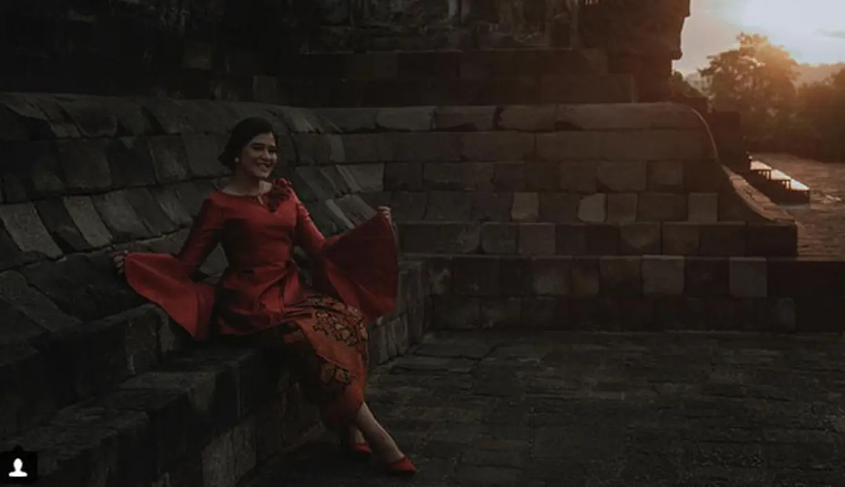 Bukan hanya foto-foto prewedding yang sudah tersebar, undangan pernikahan Kahiyang dan Bobby pun juga sudah tersebar luas. Pada 8 November nanti, pernikahan anak Presiden ini akan meramaikan kota Solo. (Instagram/ayanggkahiyang)