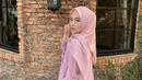 Nabilah eks JKT48 memang selalu dipuji cantik sedari muncul di dunia hiburan yakni pada 2011. Kini penampilan Nabilah kian mencuri perhatian setelah tampil dengan berhijab. Hijab warna pink yang dikenakannya semakin membuatnya menawan. (Liputan6.com/IG/@nblh.ayu)