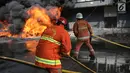 Petugas pemadam kebakaran berusaha memadamkan api yang melalap gudang di Jalan Kampung Bandan, Ancol, Jakarta Utara, Kamis (5/7). Belum diketahui ada atau tidaknya korban dalam kebakaran tersebut. (Liputan6.com/Faizal Fanani)