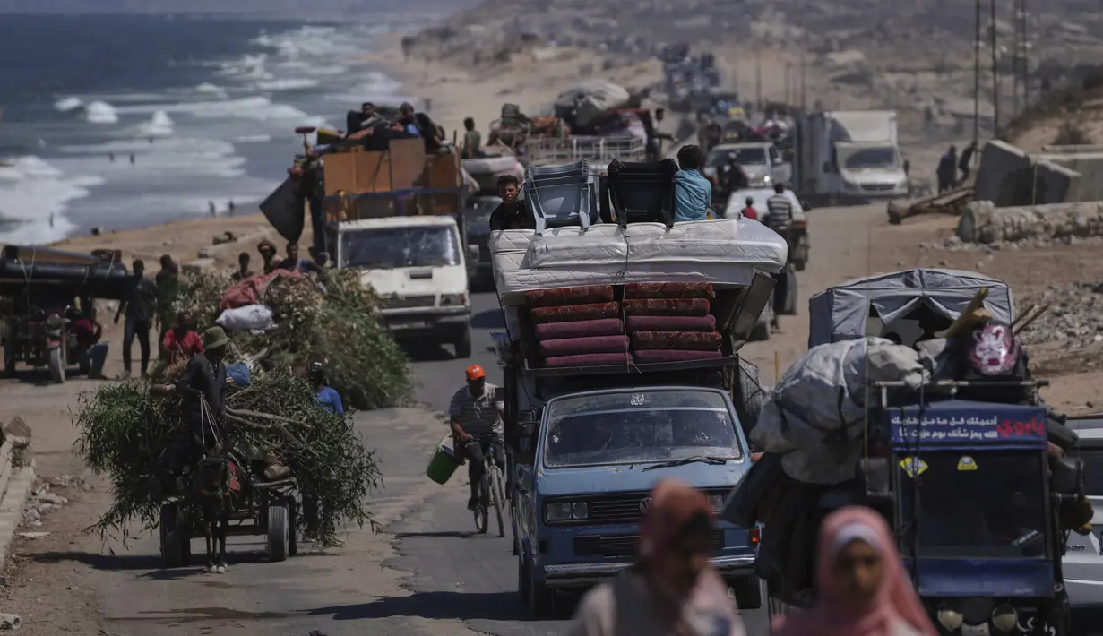 Pengungsi Palestina bergerak meninggalkan bagian utara dengan membawa barang-barang mereka sepanjang jalan pesisir menuju selatan Gaza, Selasa 9 September 2025. (AP Photo/Jehad Alshrafi)