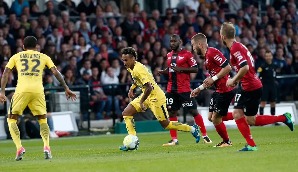 Pemain PSG, Neymar berusaha mengontrol bola dalam lanjutan Liga Prancis melawan Guingamp di stadion Roudourou, Minggu (13/8). Selain tampil perdana memperkuat PSG, Neymar juga menyumbangkan 1 gol saat menggebuk Guingamp 3-0. (AP Photo/Kamil Zihnioglu)