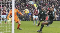Pemain Manchester City, Raheem Sterling (kanan) gagal mencetak gol ke gawang Burnley pada lanjutan Premier League di Turf Moor Stadium, Burnley, (3/2/2018). Burnley tahan Manchester City 1-1. (Richard Sellers/PA via AP)