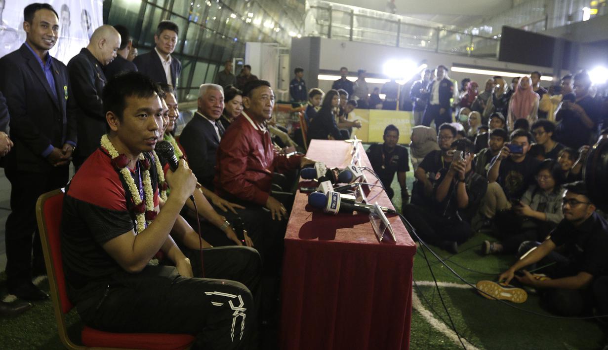 Pasangan ganda putra Indonesia, Mohammad Ahsan/Hendra Setiawan, saat konfrensi pers di Bandara Soekarno-Hatta, Tangerang, Selasa (27/8). Ahsan/Hendra meraih gelar pada Kejuaraan Dunia Bulutangkis 2019. (Bola.com/Yoppy Renato)