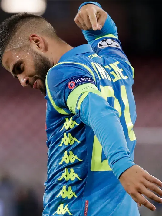 Striker Napoli, Lorenzo Insigne berselebrasi usai mencetak gol ke gawang Liverpool pada grup C Liga Champions di Stadion San Paolo di Napoli, Italia (3/10). Napoli menang tipis 1-0 atas Liverpool berkat gol tunggal Insigne. (AP Photo/Andrew Medichini)