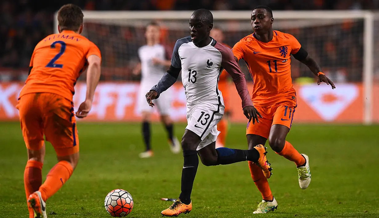 Gelandang Prancis, N'Golo Kante, berusaha melewati gelandang Belanda, Quincy Promes, pada laga persahabatan di Stadion Amsterdam Arena, Amsterdam, Jumat (25/3/2016). Belanda takluk 2-3 dari Prancis. (AFP/Franck Fife)