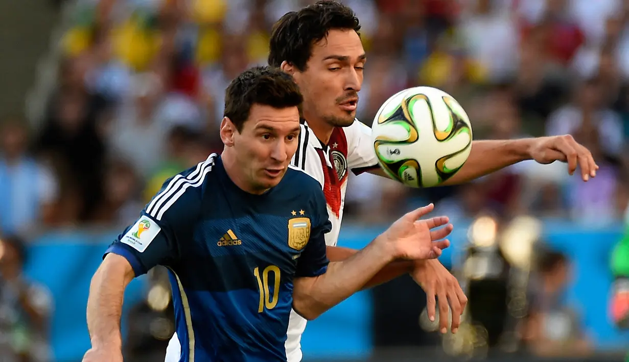 Lionel Messi. Striker Argentina berusia 35 tahun yang saat ini masih aktif bermain bersama PSG di musim keduanya tercatat telah mengoleksi 164 caps bersama Timnas Argentina. Di ajang Piala Dunia ia telah tampil dalam 4 edisi mulai 2006 hingga 2018 dan total tampil dalam 19 laga dengan torehan 6 gol dan 5 assist. Prestasi terbaiknya tentu saja saat membawa Timnas Argentina finis sebagai runner-up pada edisi 2014 usai kalah dari Jerman di partai puncak. Ia masih akan menjadi andalan Timnas Argentina di Piala Dunia 2022 Qatar yang diakuinya akan menjadi Piala Dunia terakhirnya. (AFP/Odd Andersen)