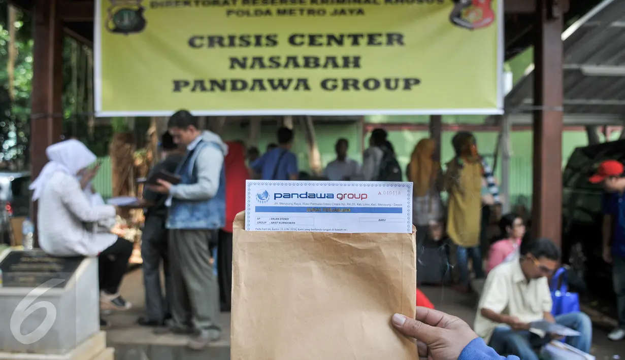 Korban kasus dugaan penipuan dan penggelapan investasi fiktif mendatangi posko crisis center di Polda Metro Jaya, Jakarta, Rabu (22/2). Polda buat posko crisis center untuk korban kasus dugaan investasi fiktif Pandawa Group. (Liputan6.com/Yoppy Renato)