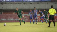 Pemain Persebaya Surabaya, Jose Wilkson (kiri) melakukan eksekusi penalti yang berbuah gol kedua timnya ke gawang Persiraja Banda Aceh dalam laga pekan ke-10 BRI Liga 1 2021/2022 di Stadion Maguwoharjo, Sleman, Minggu (31/10/2021). (Bola.com/Bagaskara Lazuardi)