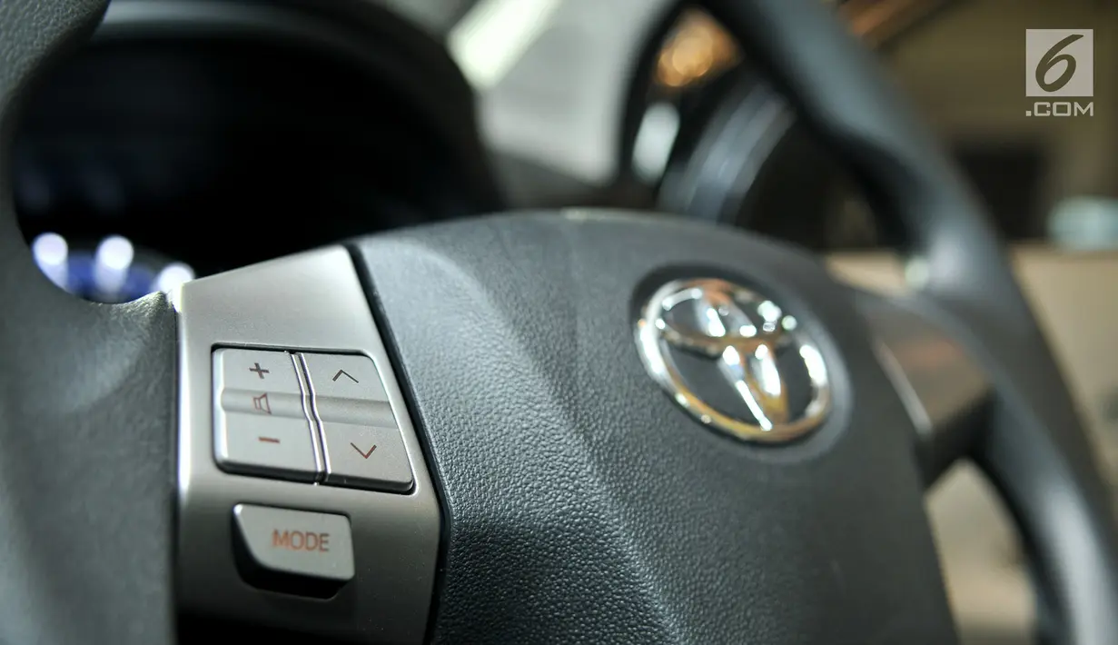 Bagian stir New Toyota Avanza saat diluncurkan di Jakarta, Selasa (15/1). Semua varian New Avanza dan Veloz menggunakan boks konsol yang dilengkapi lampu iluminasi, powers lot di baris 1 dan 2, serta USB port di baris 3. (Merdeka.com/Iqbal S. Nugroho)