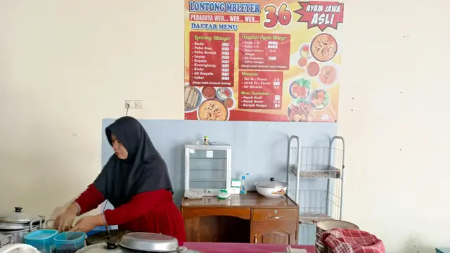 Bu Supar ketika melayani pengunjung warung kuliner Lontong Mbleyer. (Liputan6.com/Ahmad Adirin)